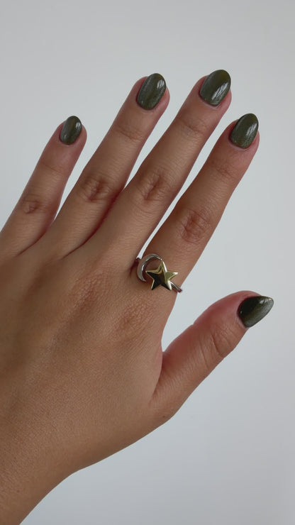 Anillo Giratorio Grabado Estrella y Luna — video del producto girando en la mano