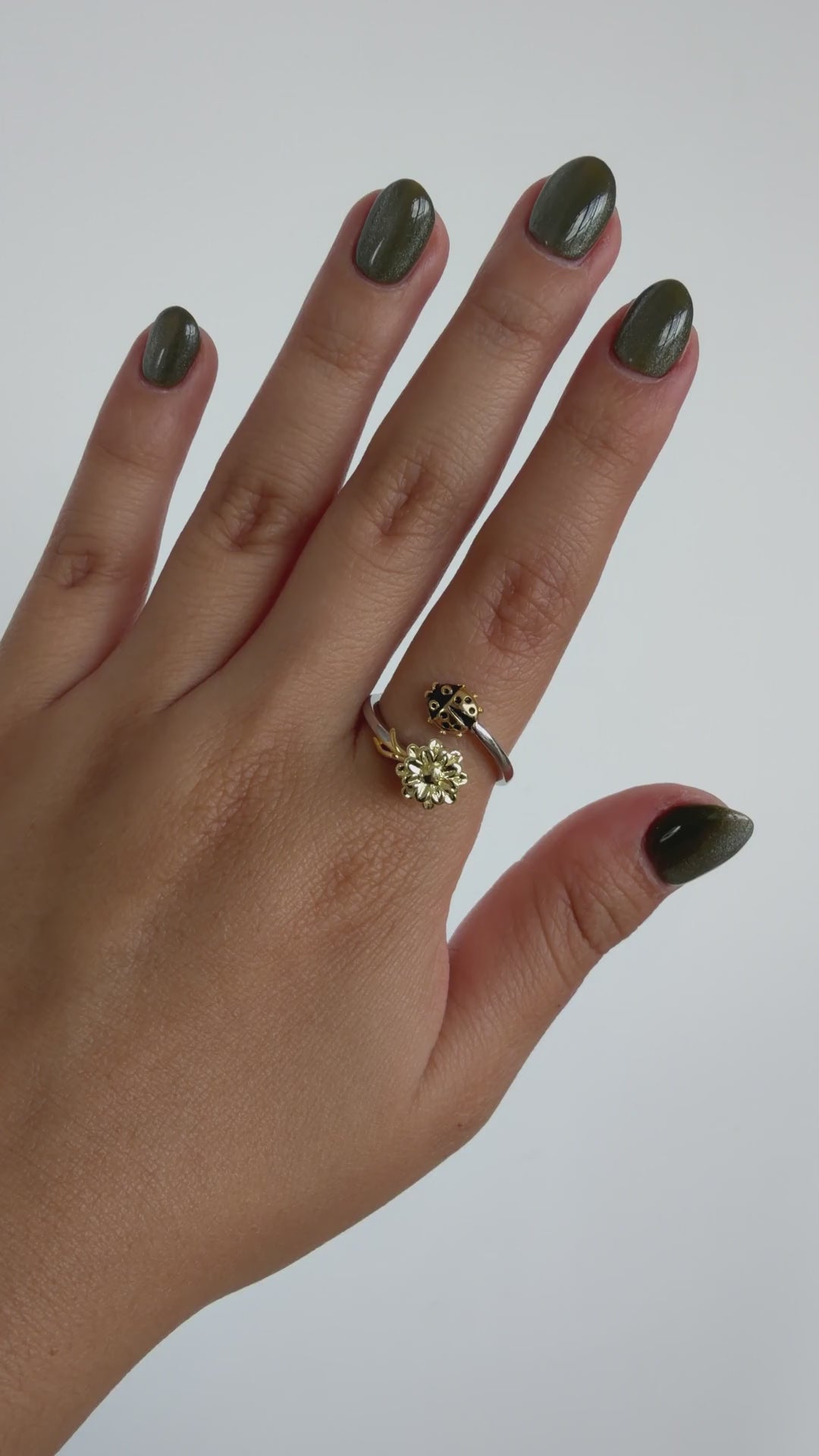 Anillo Anti-Estrés Julio Mariquita — video del producto girando en la mano