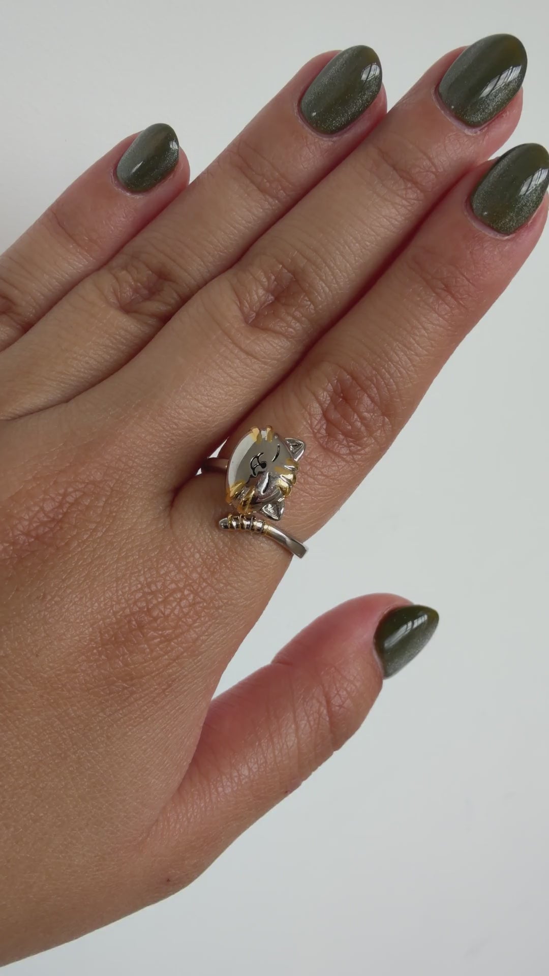 Anillo Anti-Estrés Julio Gatito — video del producto girando en la mano