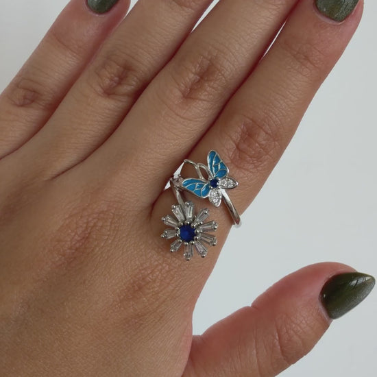 Anillo Giratorio Mariposa y Flor — video del producto girando en la mano