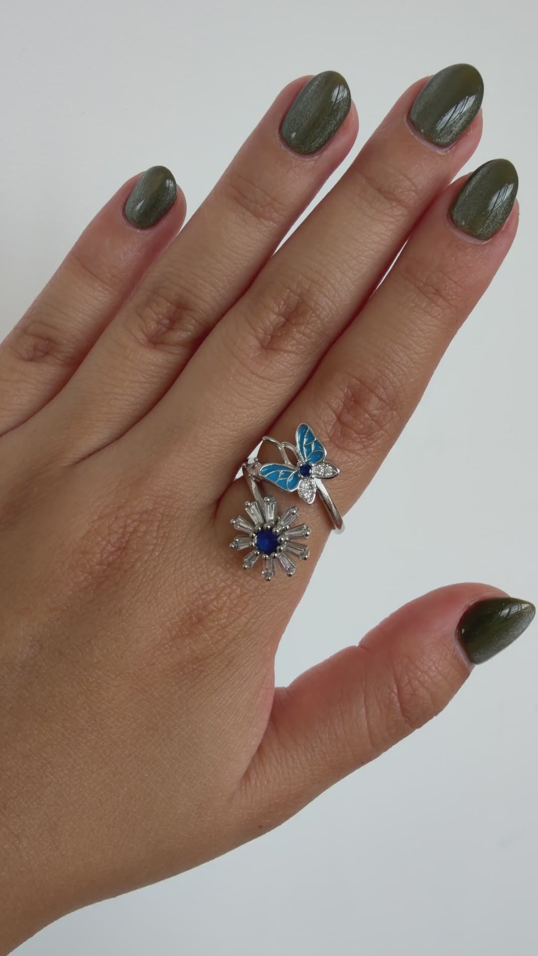Anillo Giratorio Mariposa y Flor — video del producto girando en la mano