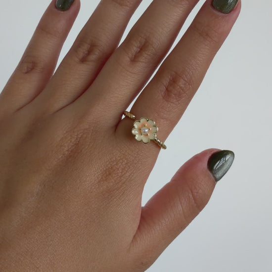 Anillo Anti-Estrés Julio Calaella Dorado — video del producto girando en la mano
