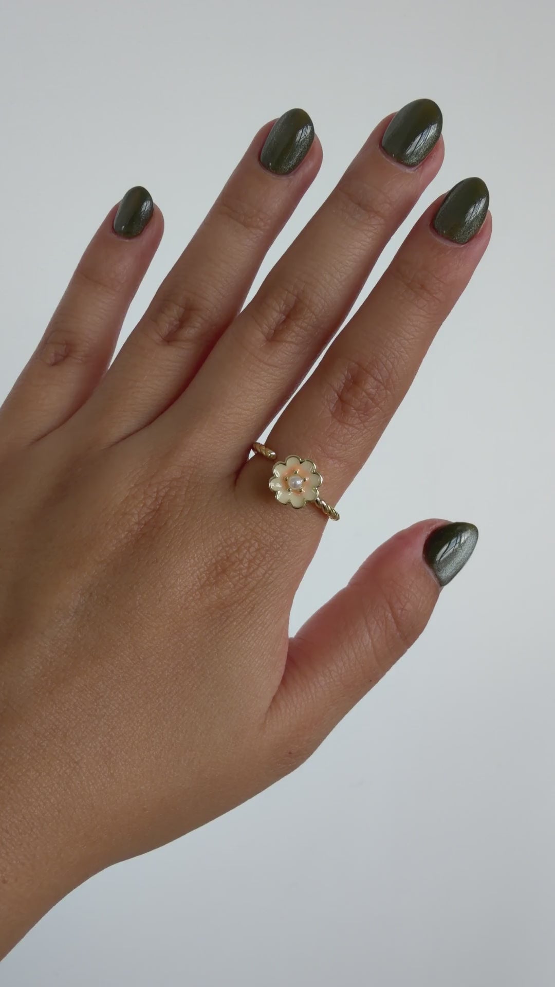 Anillo Anti-Estrés Julio Calaella Dorado — video del producto girando en la mano