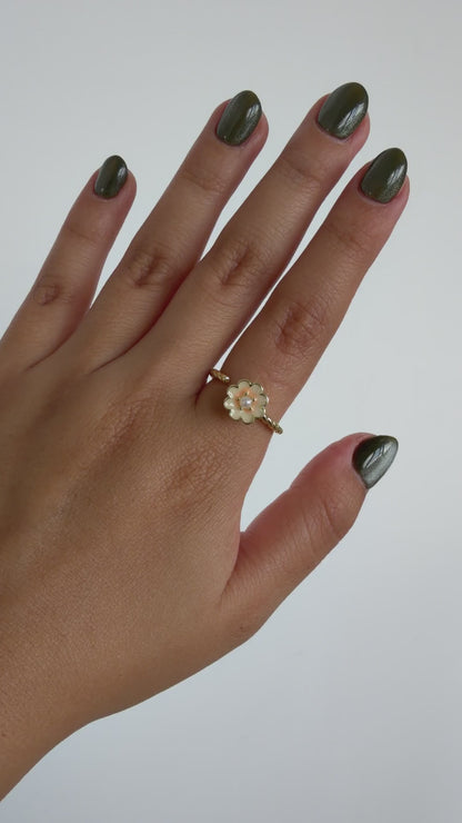 Anillo Anti-Estrés Julio Calaella Dorado — video del producto girando en la mano
