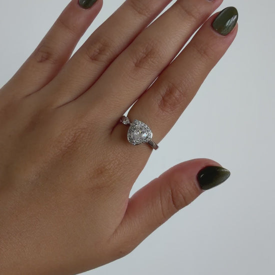 Anillo Giratorio Corazón con Zirconias Plateado — video del producto girando en la mano