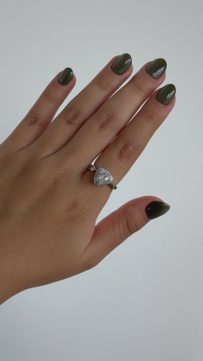 Anillo Giratorio Corazón con Zirconias Plateado — video del producto girando en la mano