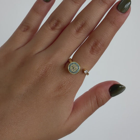Anillo Giratorio Ojo Turco Dorado — video del producto girando en la mano