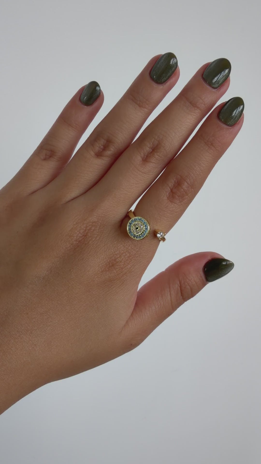 Anillo Giratorio Ojo Turco Dorado — video del producto girando en la mano