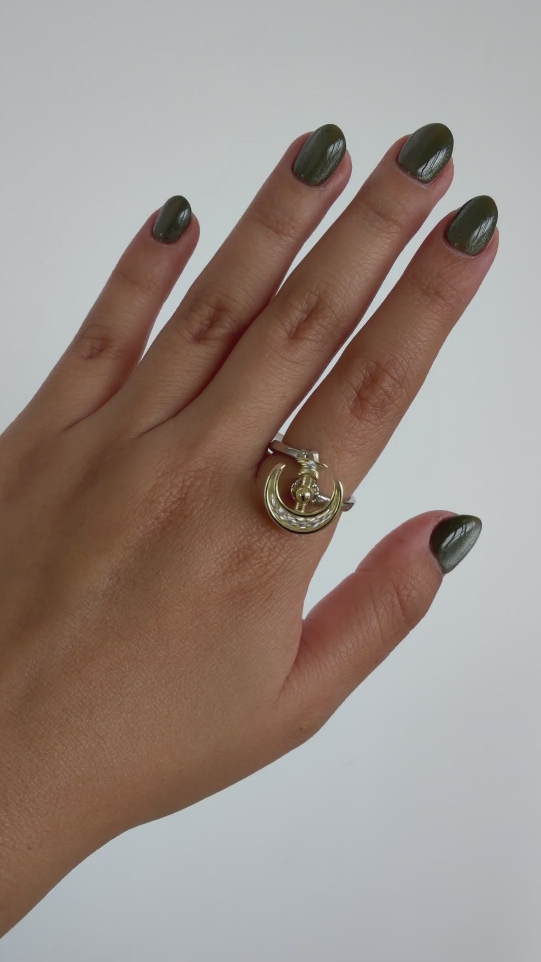 Anillo Anti-Estrés Julio Luzara — video del producto girando en la mano