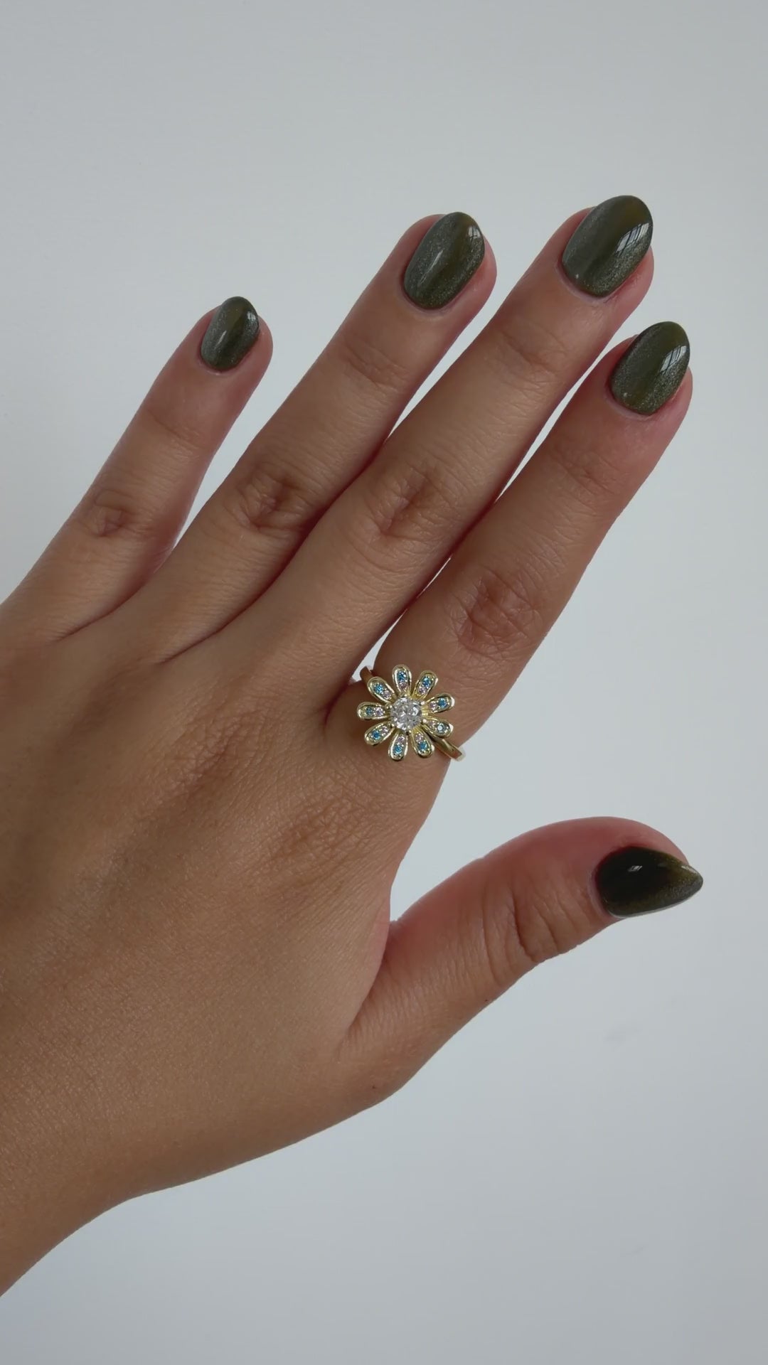 Anillo Anti-Estrés Julio Molino Dorado Zircon — video del producto girando en la mano