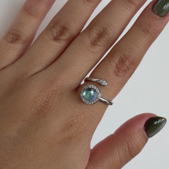 Anillo Anti-Estrés Julio Opalo Mágico girando en la mano
