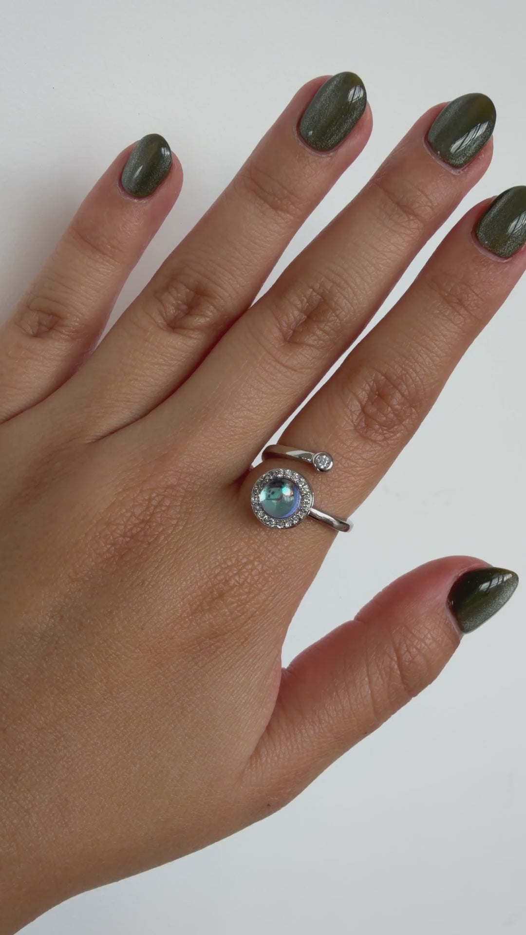 Anillo Anti-Estrés Julio Opalo Mágico girando en la mano