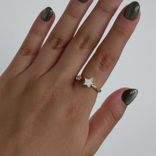 Anillo Anti-Estrés Julio Estrellita Dorado — video del producto girando en la mano