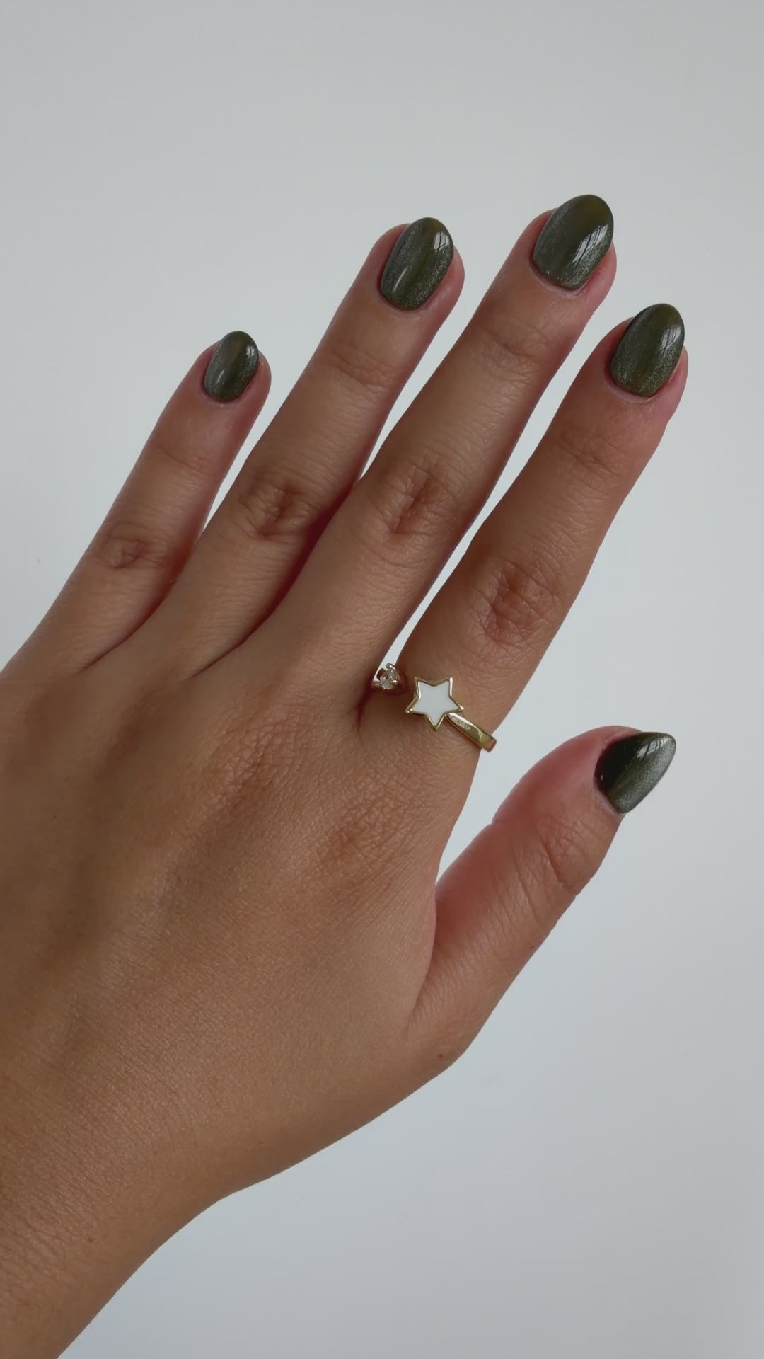 Anillo Anti-Estrés Julio Estrellita Dorado — video del producto girando en la mano