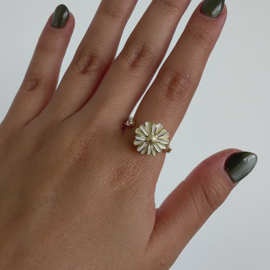 Anillo Anti-Estrés Julio Nubeeia — video del producto girando en la mano