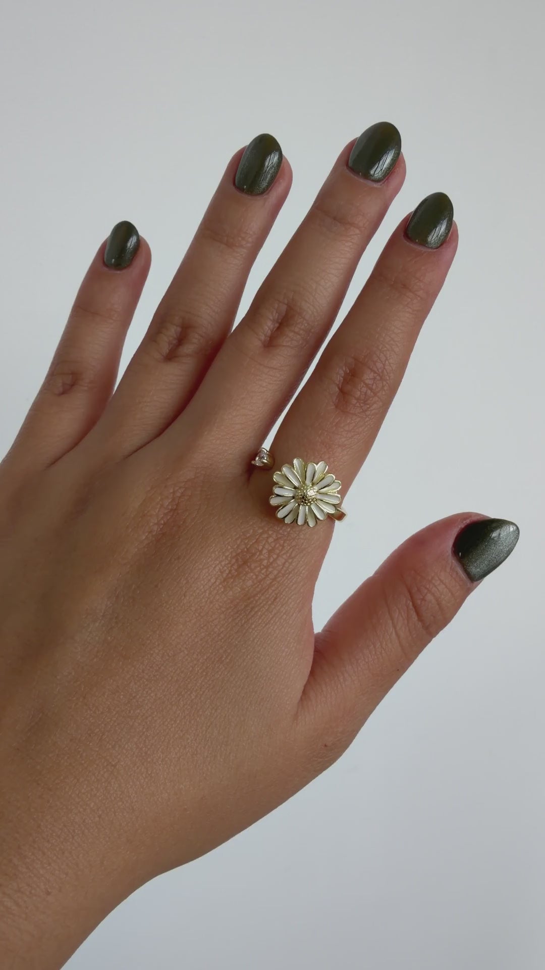 Anillo Anti-Estrés Julio Nubeeia — video del producto girando en la mano