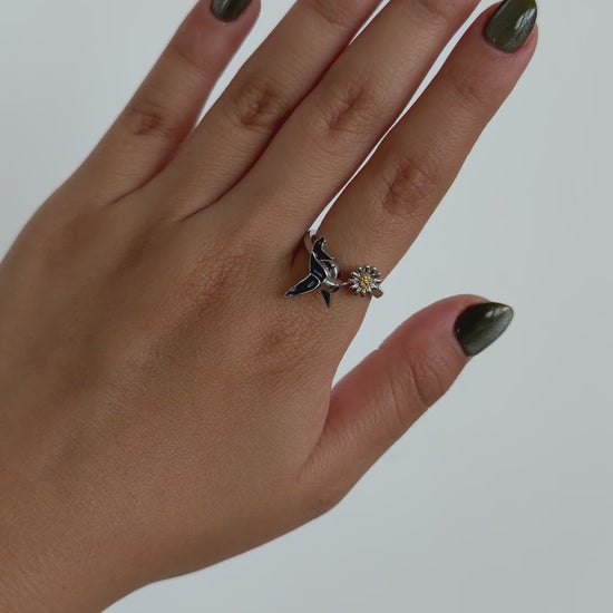 Anillo Anti-Estrés Julio Colibrí Brillante — video del producto girando en la mano