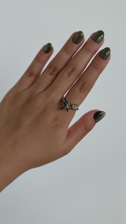 Anillo Anti-Estrés Julio Colibrí Brillante — video del producto girando en la mano