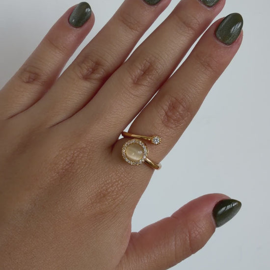 Anillo Anti-Estrés Opalo Dorado — video del producto girando en la mano