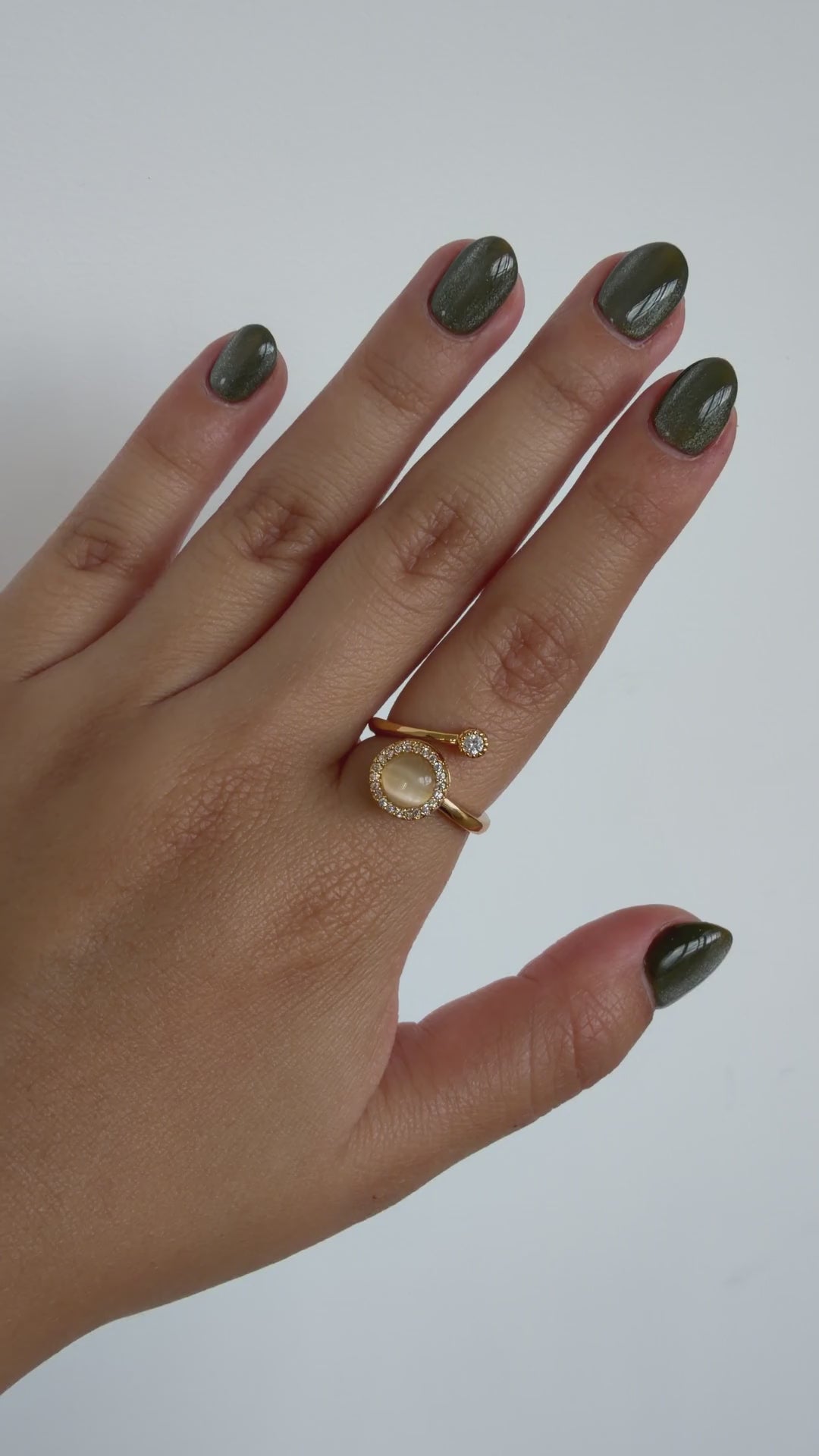 Anillo Anti-Estrés Opalo Dorado — video del producto girando en la mano
