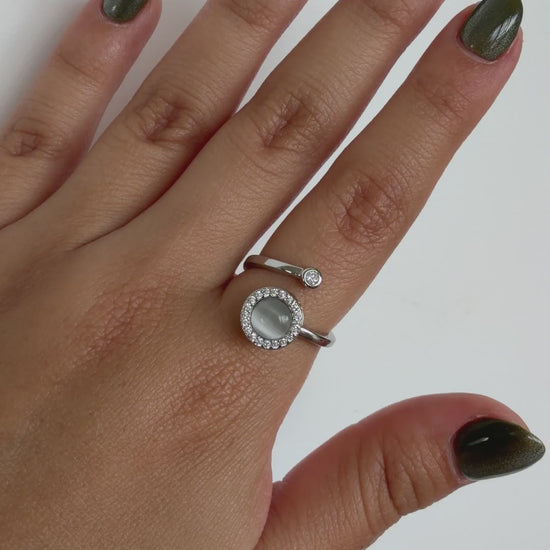 Anillo Anti Estrés Ópalo — video del producto girando en la mano