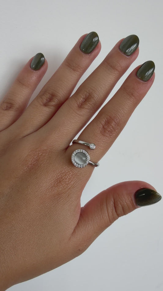 Anillo Anti Estrés Ópalo — video del producto girando en la mano