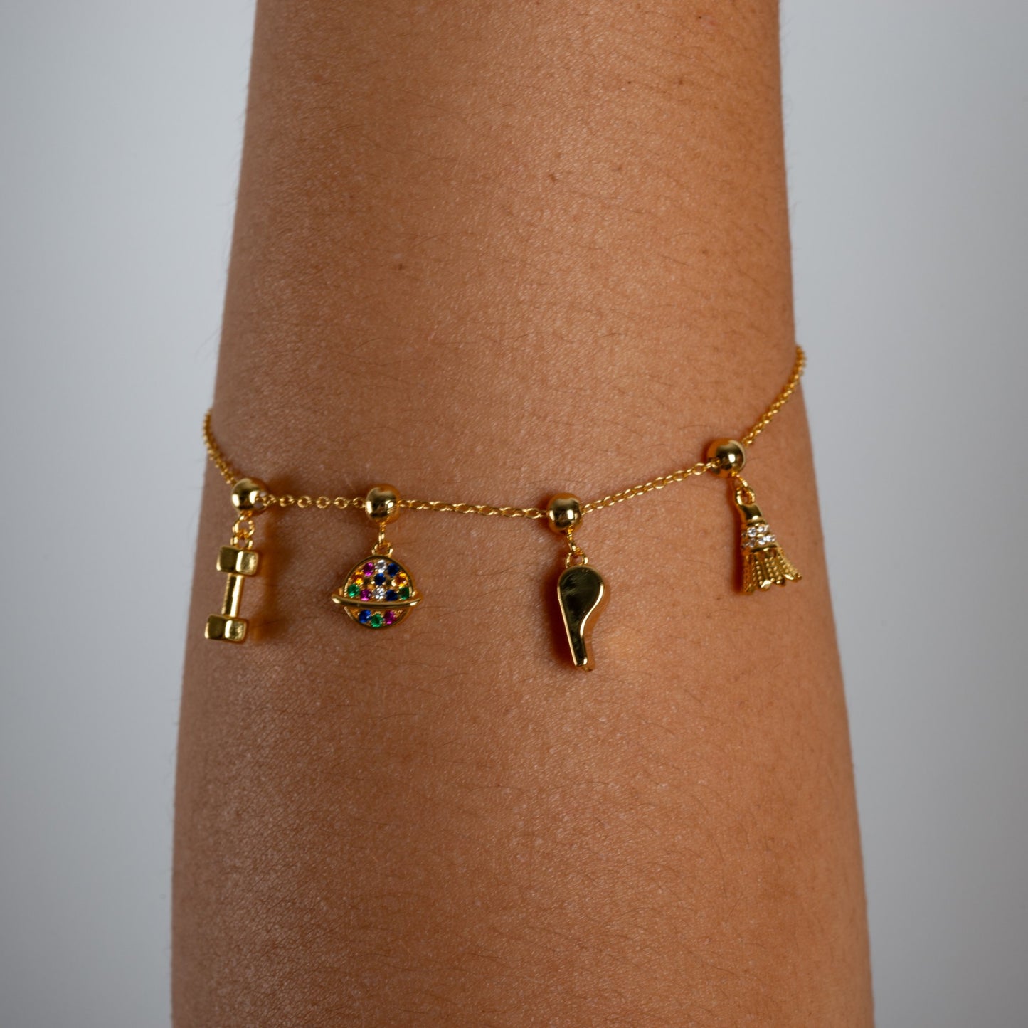 Charm S925 Mancuerna de Gym puesto en la pulsera Agosto 18, acabado dorado