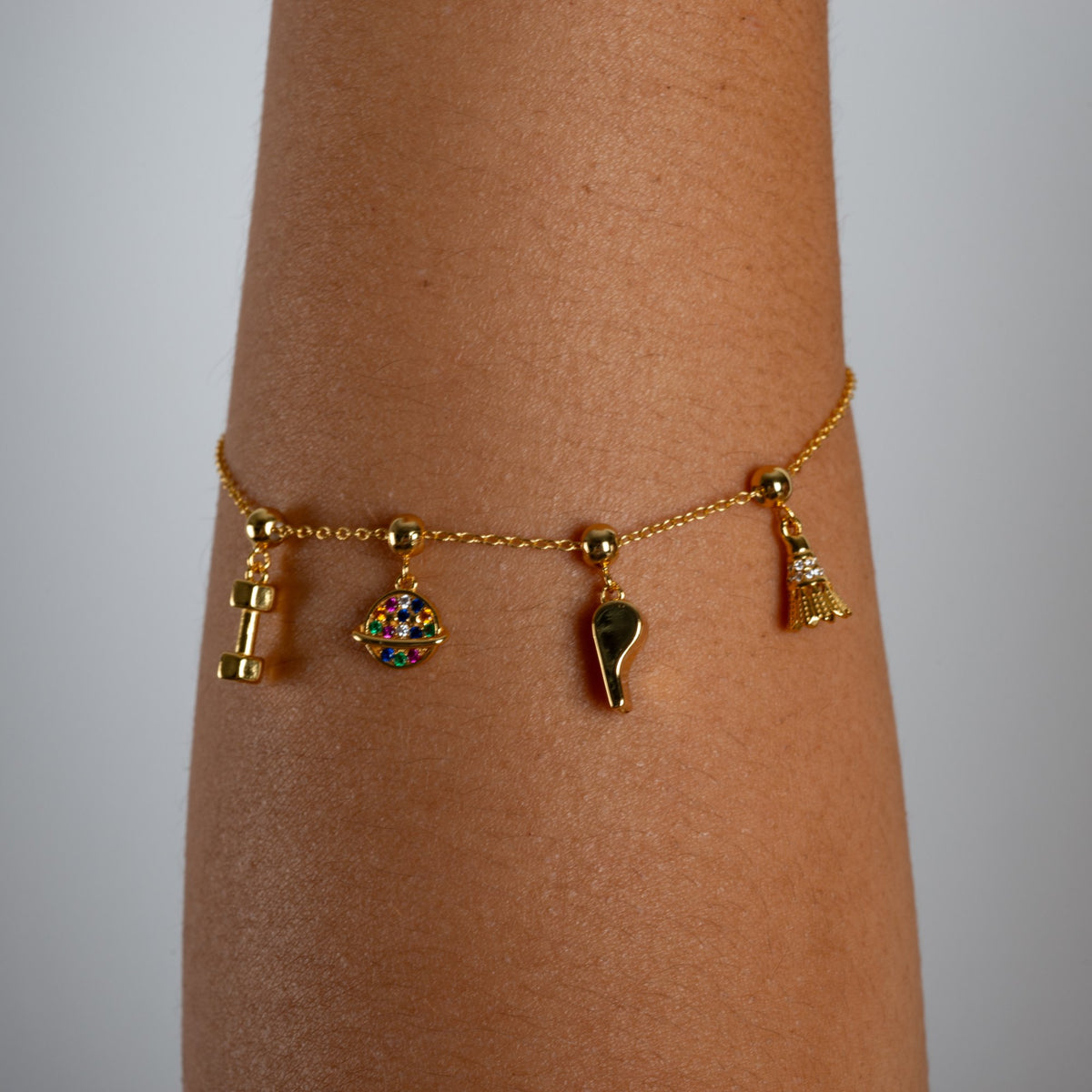 Charm S925 Volante de Bádminton puesto en la pulsera Agosto 18, acabado dorado