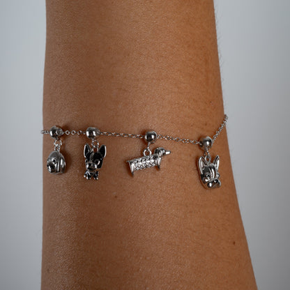 Charm S925 Bulldog (Loyalty) puesto en la pulsera Agosto 18, acabado plateado