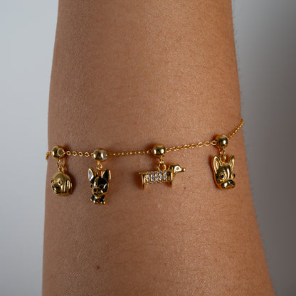 Charm S925 Chihuahua puesto en la pulsera Agosto 18, acabado dorado