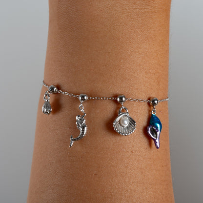 Charm S925 Concha puesto en la pulsera Agosto 18, acabado plateado