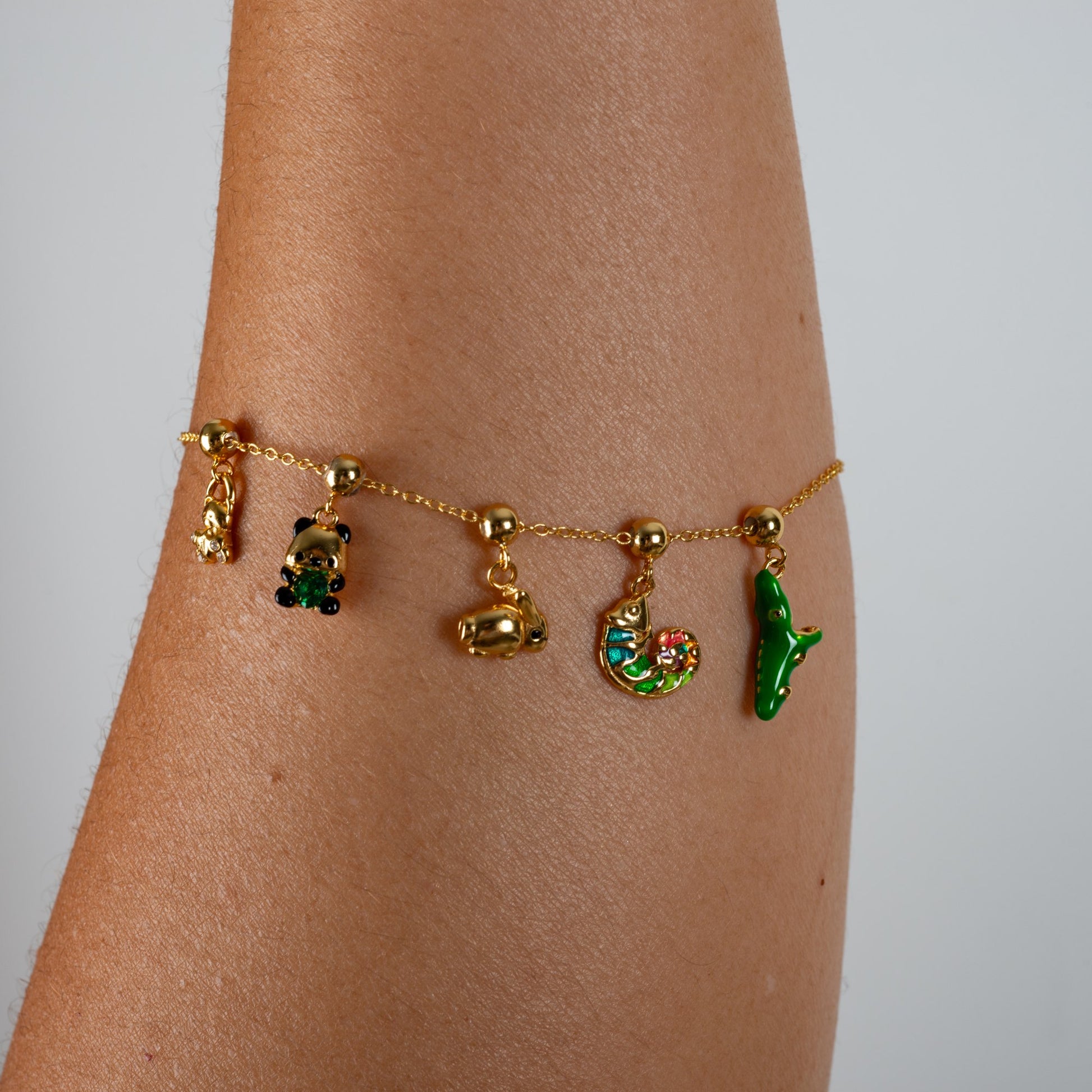 Charm S925 Camaleón puesto en la pulsera Agosto 18, acabado dorado