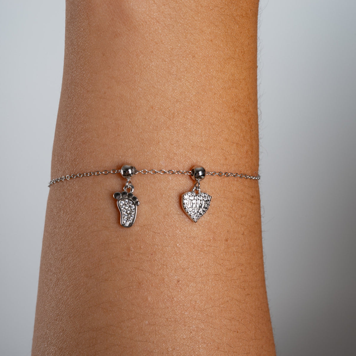 Charm S925 Pie de Bebé puesto en la pulsera Agosto 18, acabado plateado