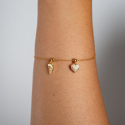 Charm S925 Pie de Bebé puesto en la pulsera Agosto 18, acabado dorado