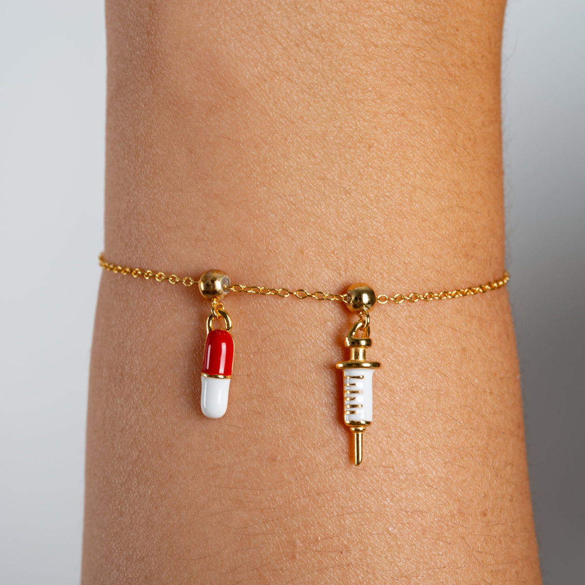 Charm S925 Pastilla Roja puesto en la pulsera Agosto 18, acabado dorado