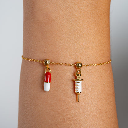 Charm S925 Pastilla Roja puesto en la pulsera Agosto 18, acabado dorado