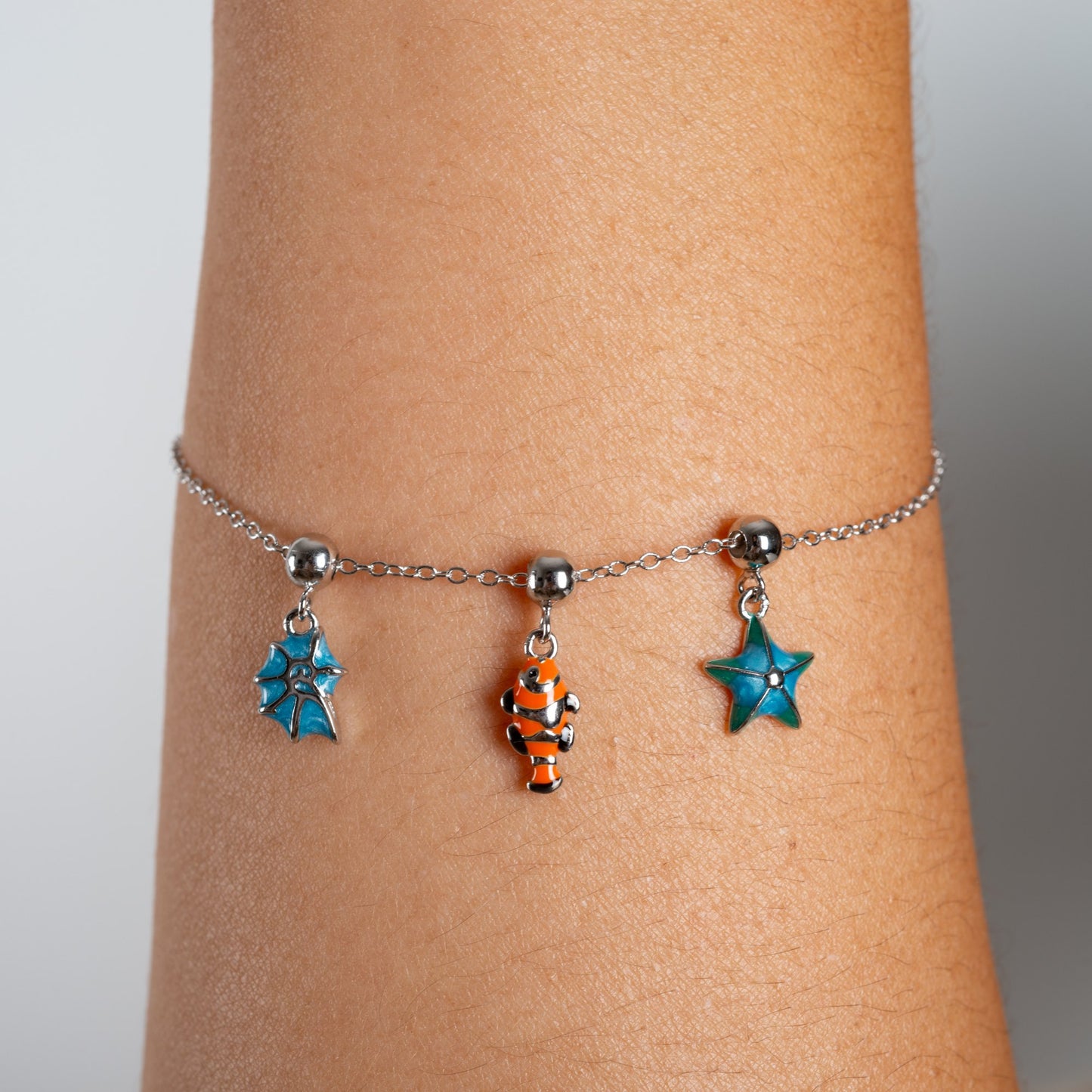 Charm S925 Concha Azul puesto en la pulsera Agosto 18, acabado plateado