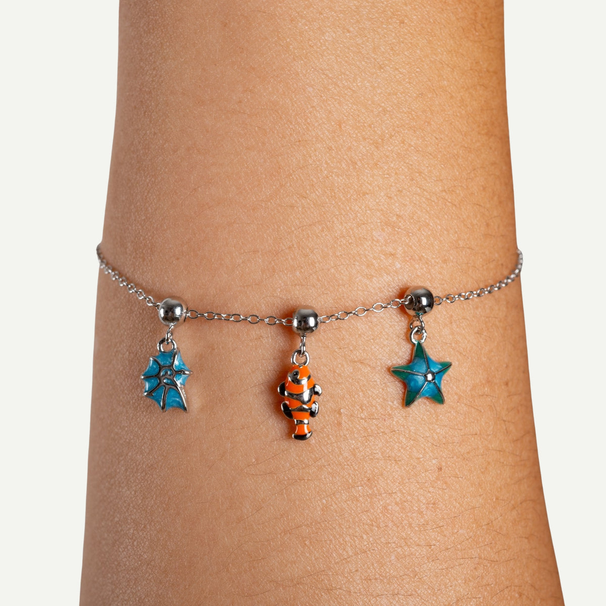 Charm S925 Estrella Turquesa puesto en la pulsera Agosto 18, acabado plateado