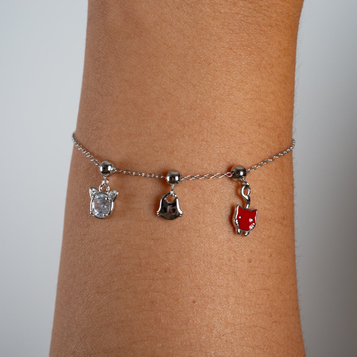 Charm S925 Gato Cristal puesto en la pulsera Agosto 18, acabado plateado