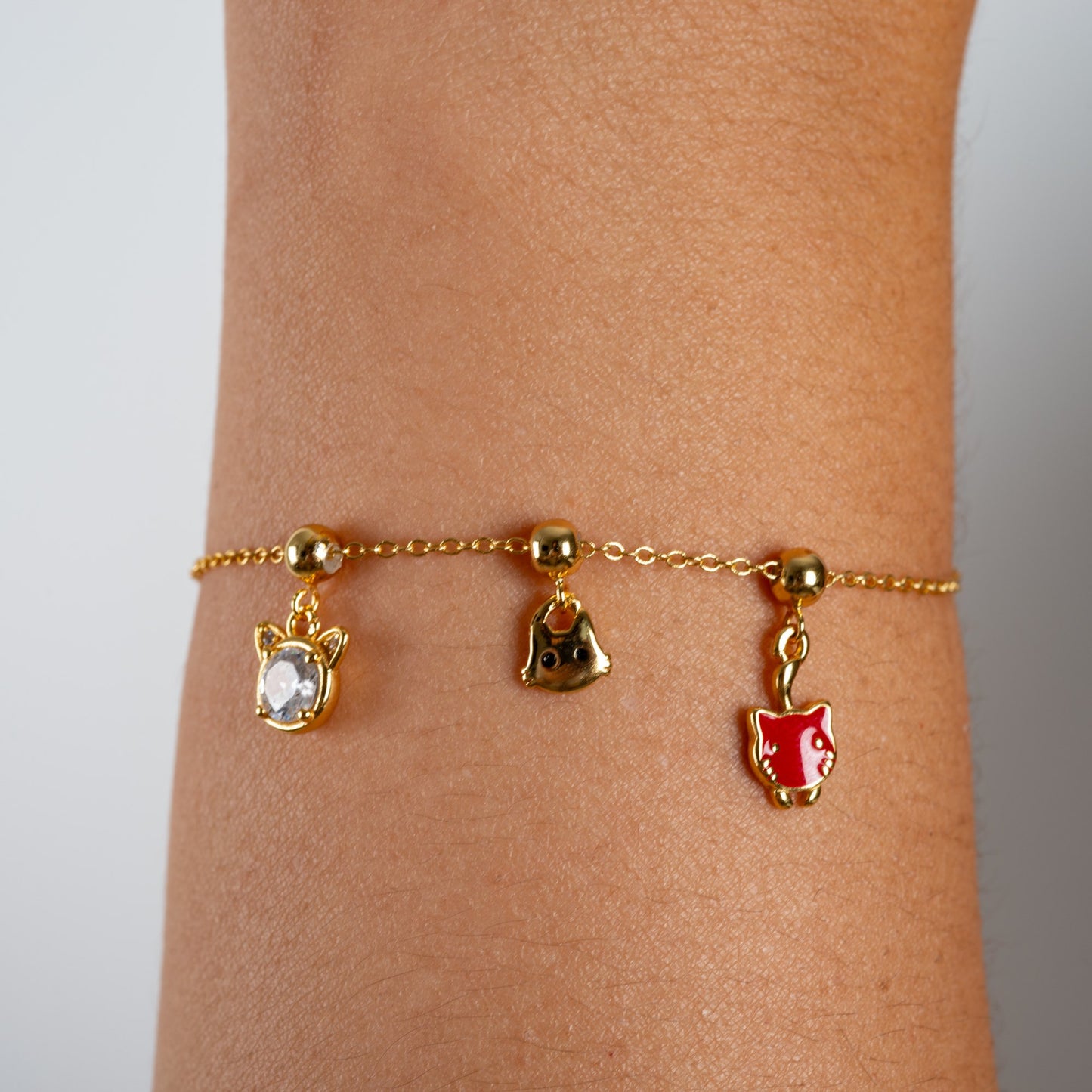 Charm S925 Gato Cristal puesto en la pulsera Agosto 18, acabado dorado