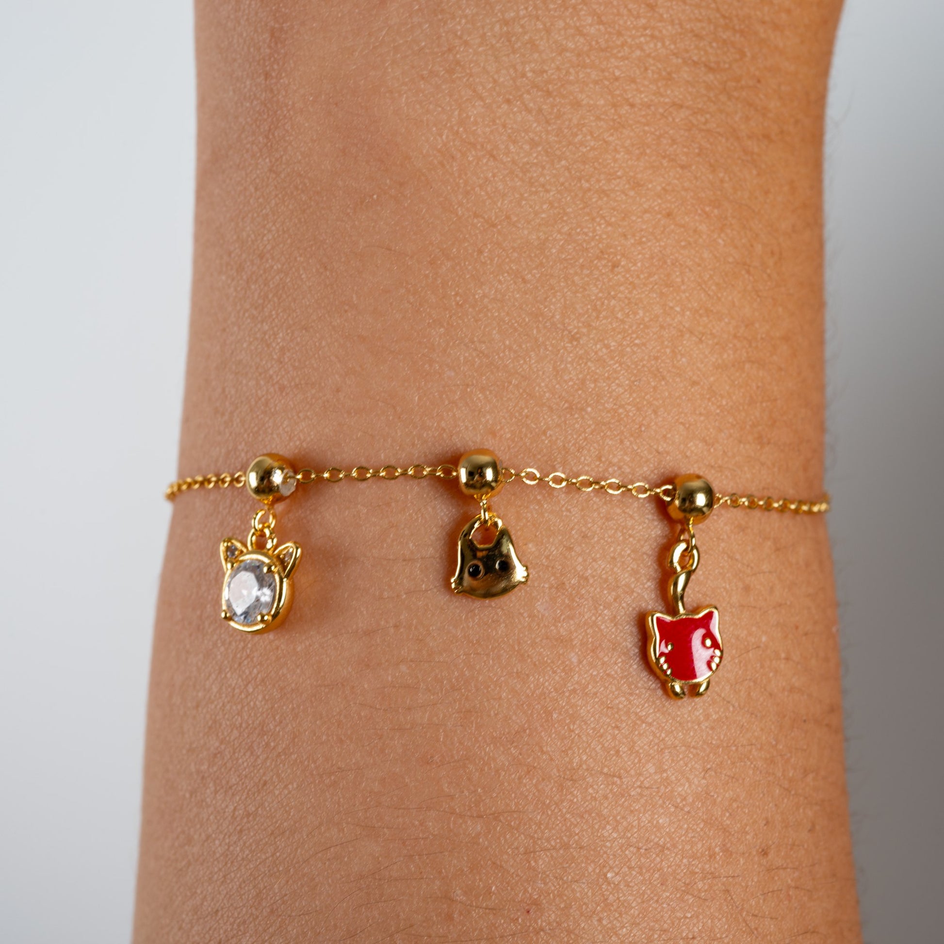 Charm S925 Gato puesto en la pulsera Agosto 18, acabado dorado