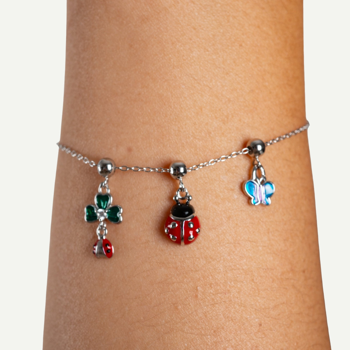 Charm S925 Trébol Verde puesto en la pulsera Agosto 18, acabado plateado