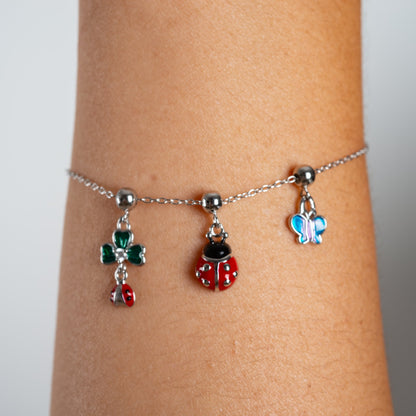 Charm S925 Trébol Verde puesto en la pulsera Agosto 18, acabado plateado