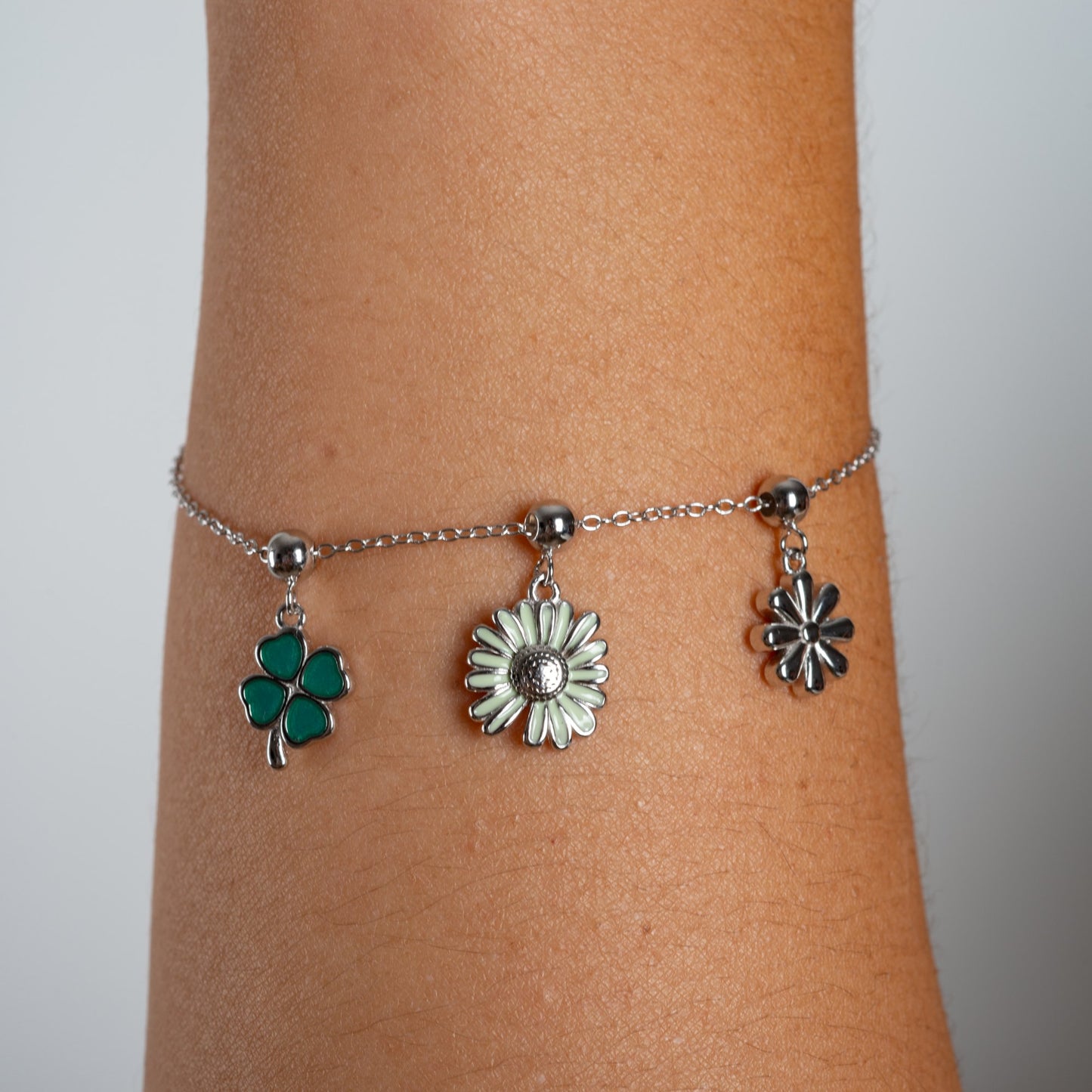 Charm S925 Trébol 4 Hojas puesto en la pulsera Agosto 18, acabado plateado