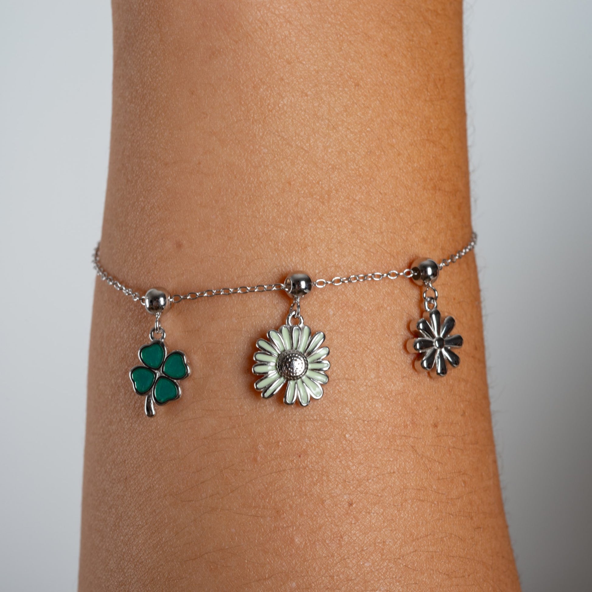 Charm S925 Margarita Blanca (Solene) puesto en la pulsera Agosto 18, acabado plateado