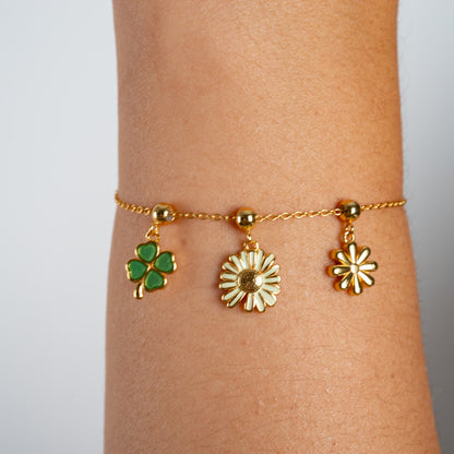 Charm S925 Trébol 4 Hojas puesto en la pulsera Agosto 18, acabado dorado