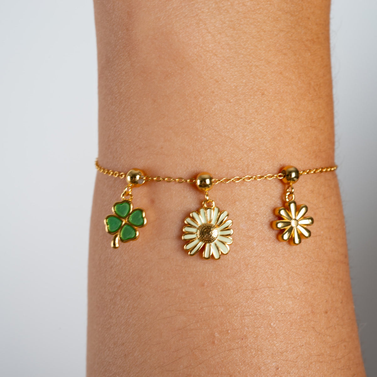 Charm S925 Flor puesto en la pulsera Agosto 18, acabado dorado