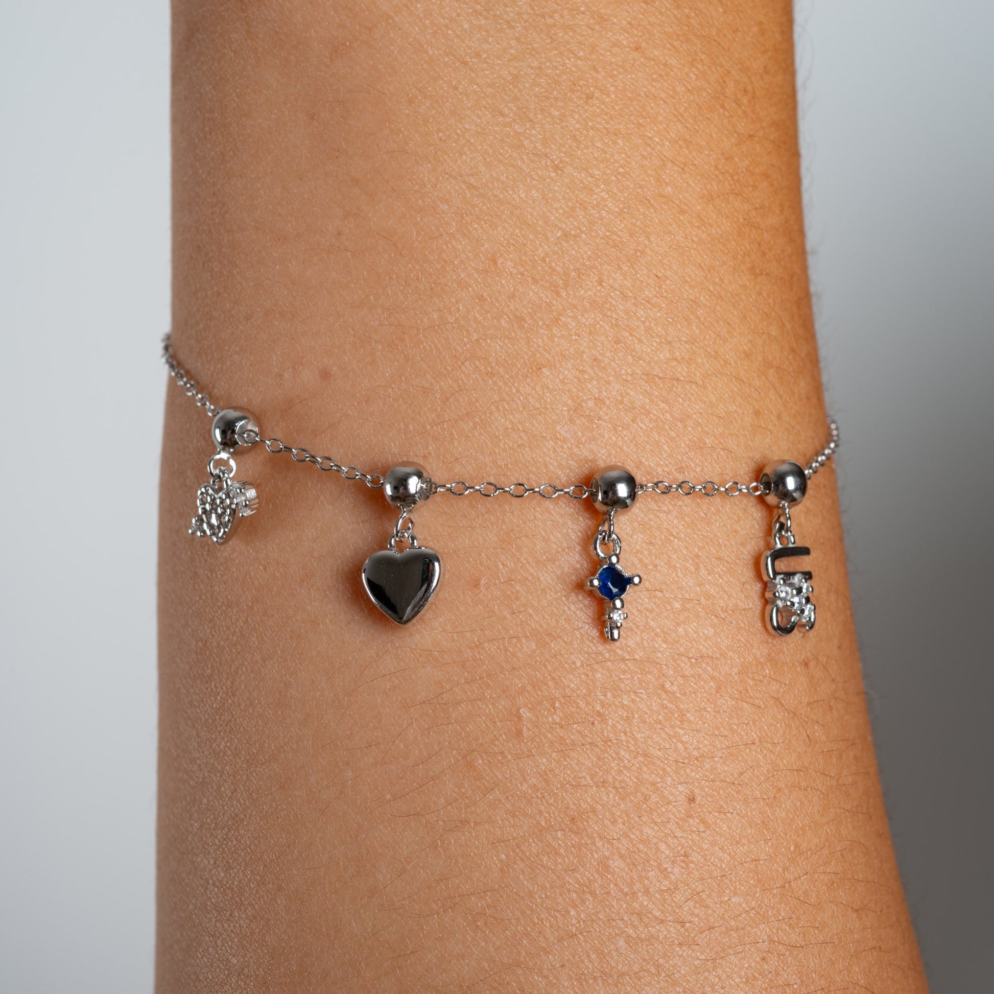 Charm S925 Corazón con Flecha Cristal puesto en la pulsera Agosto 18, acabado plateado