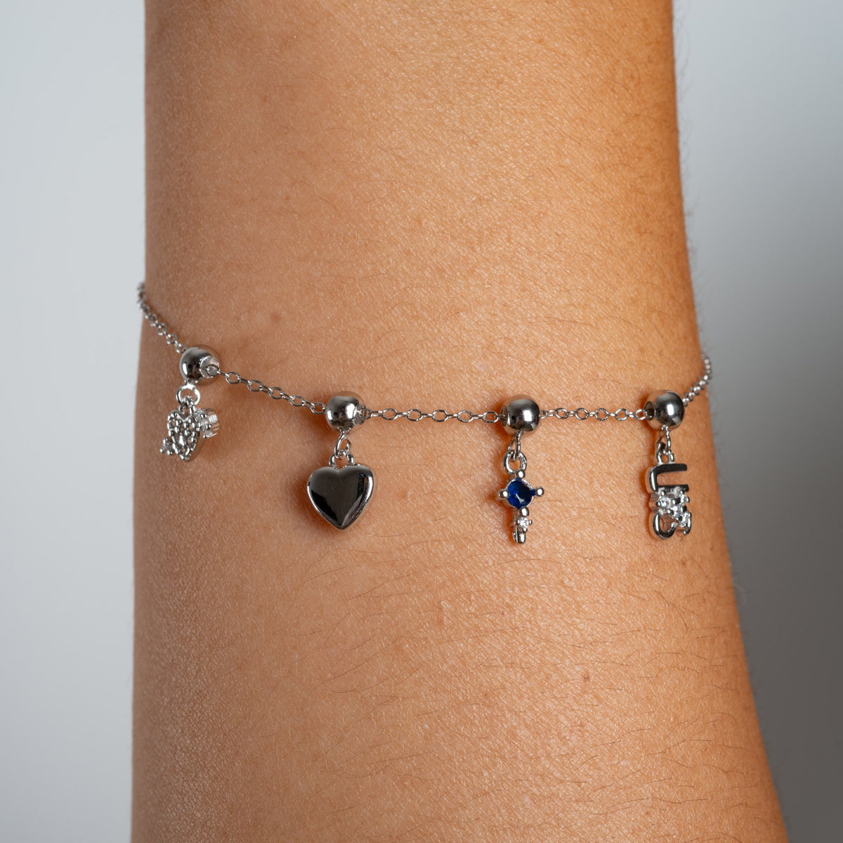 Charm S925 Corazón Liso puesto en la pulsera Agosto 18, acabado plateado