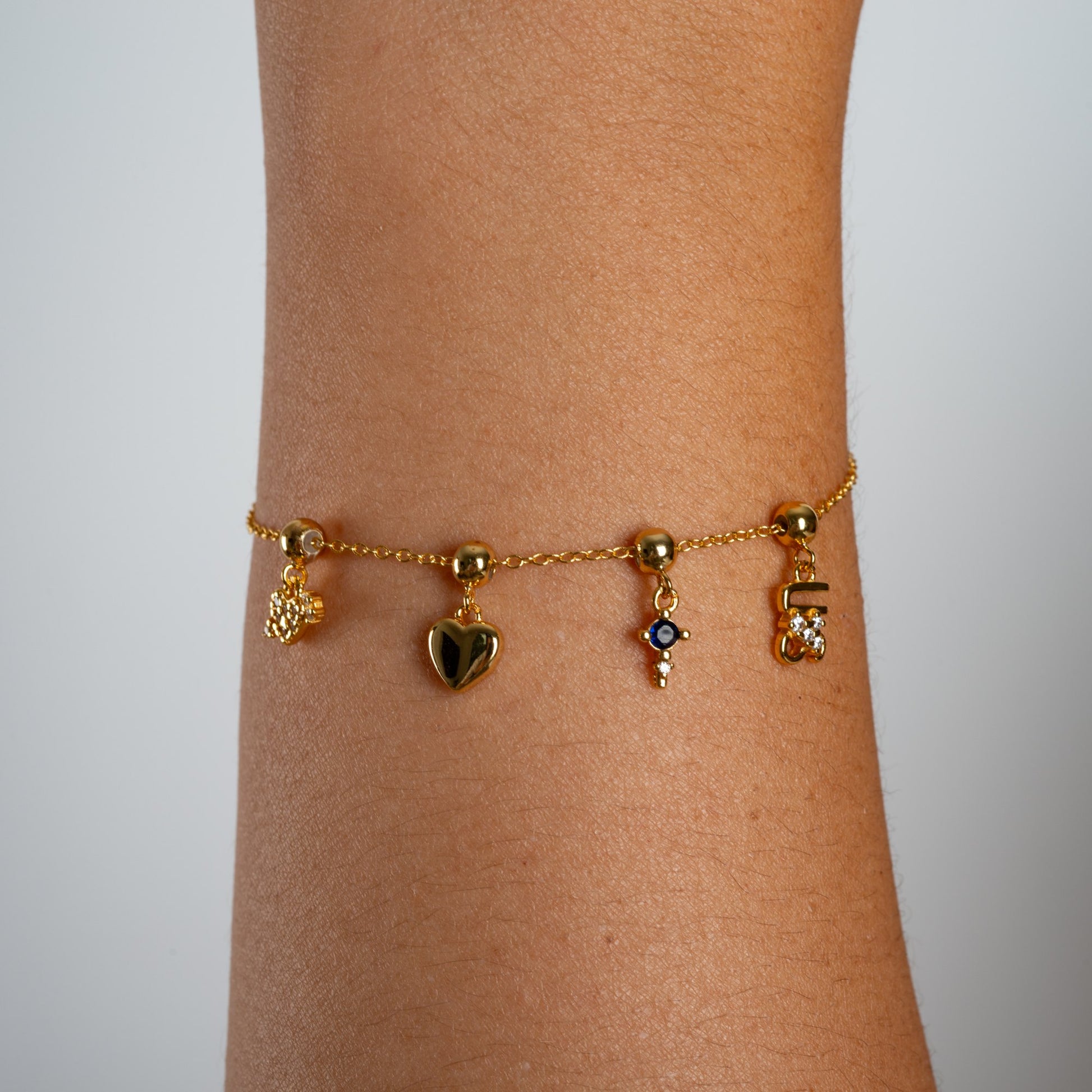 Charm S925 Corazón con Flecha Cristal puesto en la pulsera Agosto 18, acabado dorado